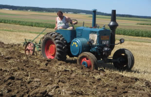 Lanz beim Pfl&uuml;gen